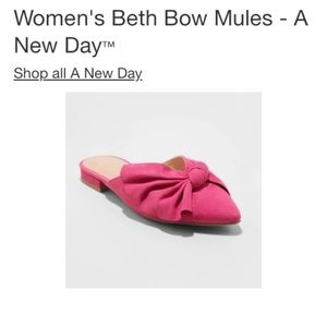 A new day sz 6 Beth pointed toe bow mules